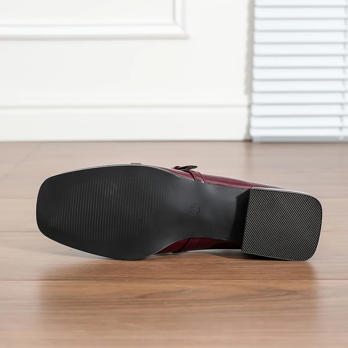 Modieuze bordeauxrode loafers met eenvoudige riemen voor vrouwen