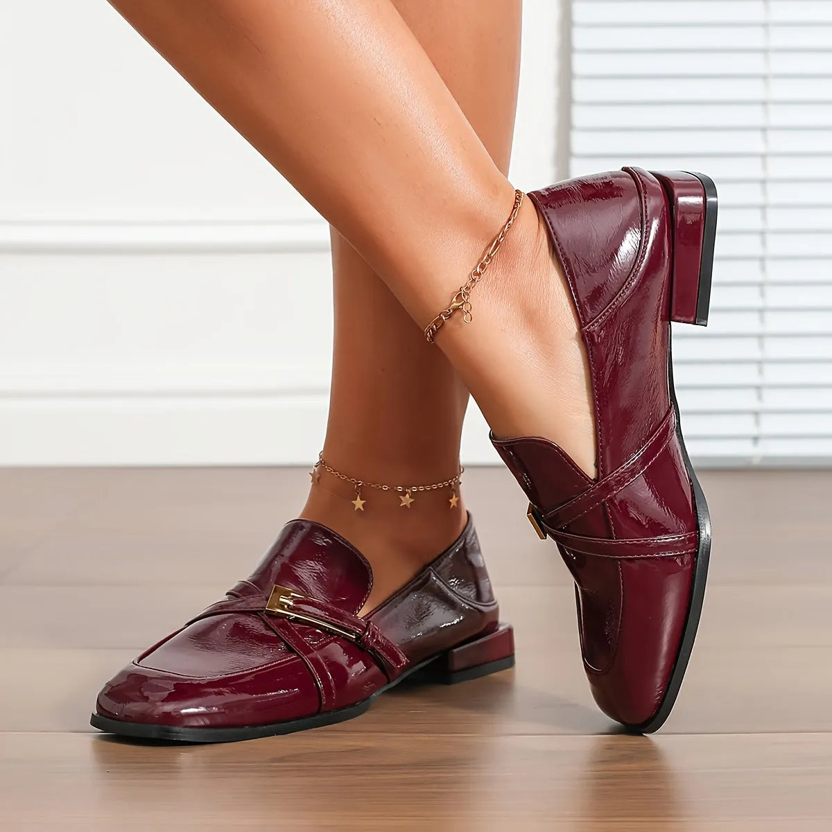 Modieuze bordeauxrode loafers met eenvoudige riemen voor vrouwen