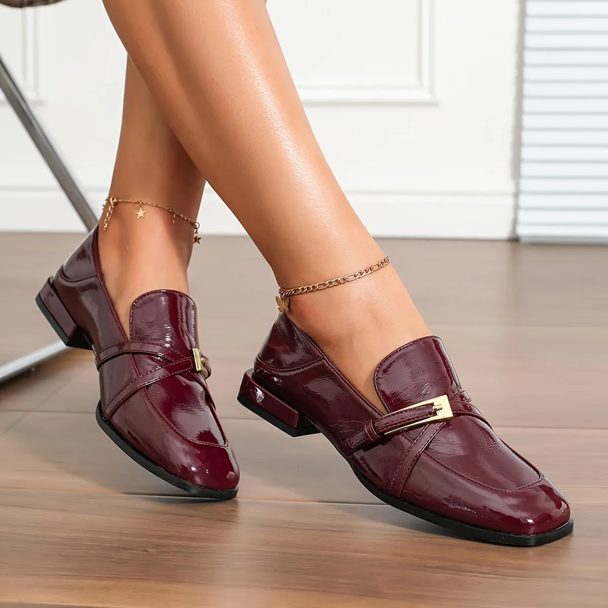 Modieuze bordeauxrode loafers met eenvoudige riemen voor vrouwen