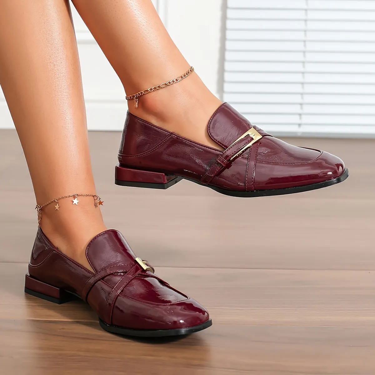 Modieuze bordeauxrode loafers met eenvoudige riemen voor vrouwen