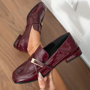 Modieuze bordeauxrode loafers met eenvoudige riemen voor vrouwen